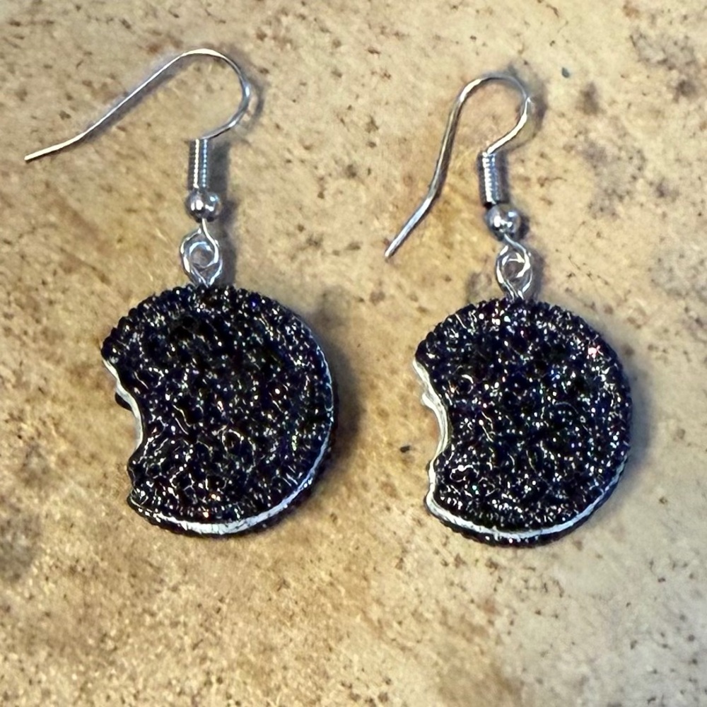 Glitter Chocolate Sandwich Cookie Food Themed Dangle Drop Earrings ⚫️⚪️⚫️